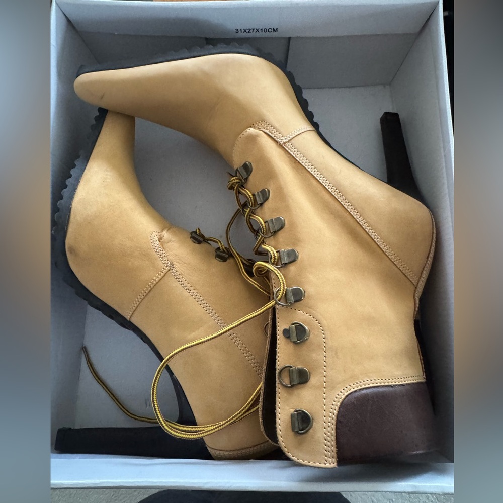 Steve Madden Triumph JLo boots, New, Women, Size 9 - Timberland style